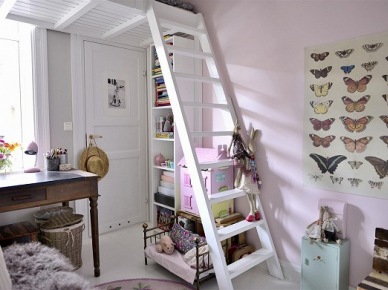 Białe schodki z półkami na antresolę z łóżkiem, stylowe biurko i plakat z motylami w dziecięcym pokoju (21611)