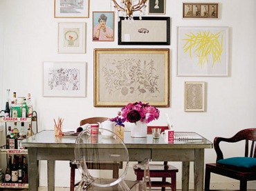 indywidualne podejście do drewnianego stołu -wzbogacono go dekoracyjna lampą i grafikami.