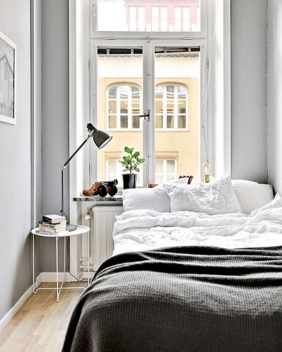 Mała sypialnia w kolorach szarości i bieli