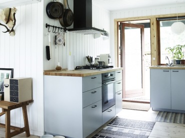 Czarny okap i drewniane blaty w kuchni w stylu skandynawskim (48380)