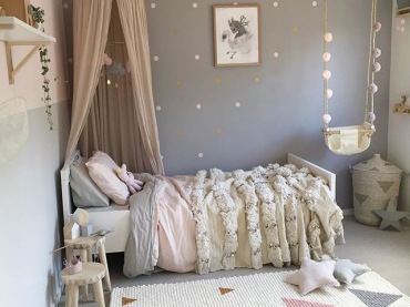 Aranżacja szarego pokoju dziecięcego z baldachimem nad łóżkiem (51928)