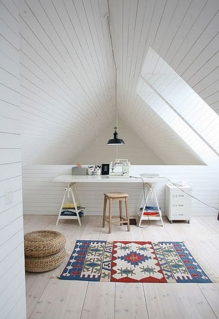 Orientalny dywn i pleciona pufa w skandynawskim pokoju