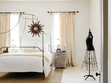 Kute karnisze, kute łóżko i manekin we francuskim stylu w sypialni (20305)