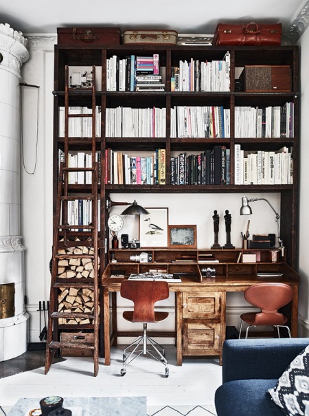 Drewniana drabina i półki z biurkiem w domowym biurze w stylu vintage