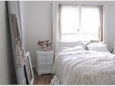 piękna, romantyczna sypialnia cała spowita w koronkach - warto zwrócić uwagę , jak do metalowego,koronkowo wykonanego...