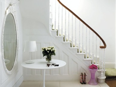 Klasyczne białe schody z ozdobnymi tralkami w białej aranżacji przedpokoju (21785)