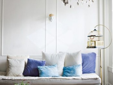 Niebieskie poduszki dekoracyjne na białej sofie w salonie (28496)