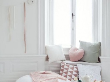 Biały salon z dekoracyjną lamperią i ozdobnymi pastelowymi poduszkami (55144)