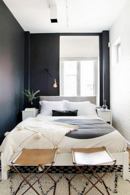 Wąska sypialnia w kolorach czerni i bieli