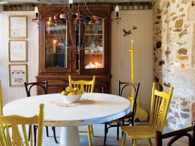 Żółte krzesła  w aranżacji śródziemnomorskiej kuchni (22253)