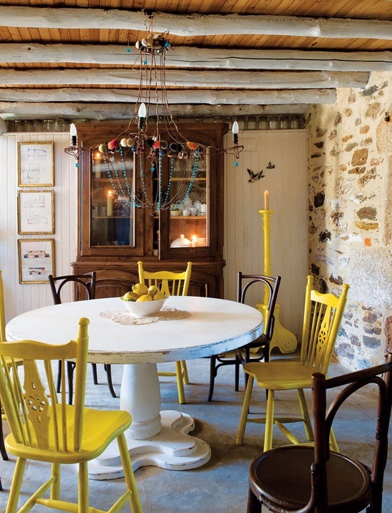 Żółte krzesła  w aranżacji śródziemnomorskiej kuchni
