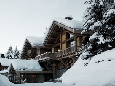 Drewniany dom w alpejskiej  zimowej  scenerii (20698)