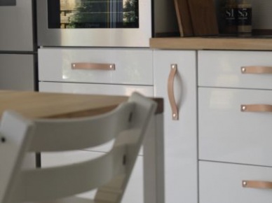 Skórzane uchwyty na białych szafkach w kuchni (51049)