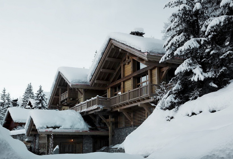 Drewniany dom w alpejskiej  zimowej  scenerii