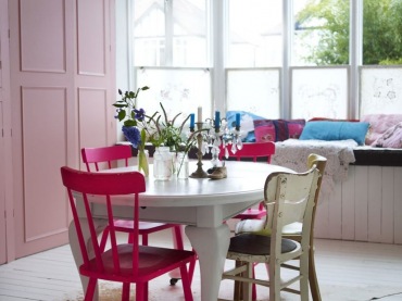 Różowe meble i krzesła przy białym okrągłym stole na kółkach (21750)
