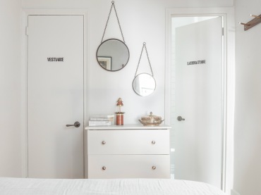 Okrągłe lustra wiszące w aranżacji białej sypialni (22419)