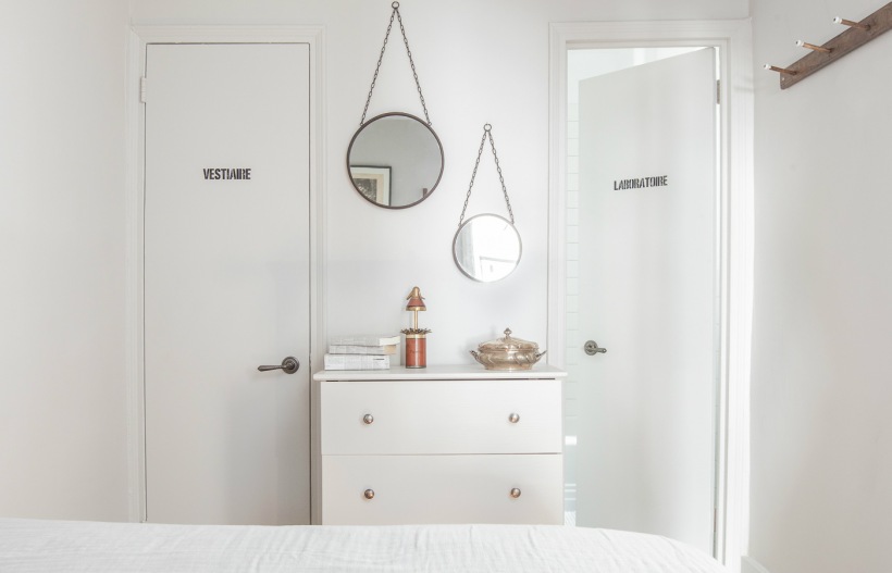 Okrągłe lustra wiszące w aranżacji białej sypialni