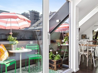 interesujące mieszkanie z pięknym balkonem połączonym z otwartą kuchnią, którą dzieli tylko przeszklona ściana z...