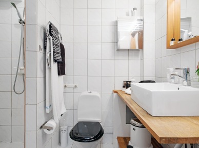 Drewniane blaty w aranżacji skandynawskiej łazienki w bieli (27004)