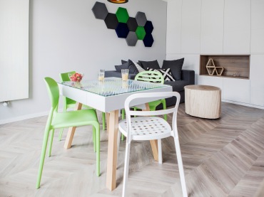 Designerski stół z kolorowymi kolcami stylizowany na meble z PRL-u. Kolce (drewniane kołki meblowe) można układać w...