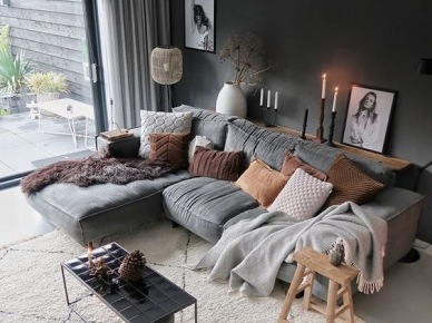 Ciemnoszary salon z dekoracją z poduszek i pledów na sofie (55542)