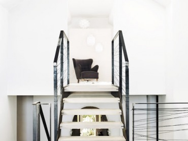 Minimalistyczne , proste, otwarte schody , a białe ściany kontrastują z jakimś zaciemnionymkolorem ziemi i drewna ......