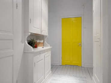 Żółte drzwi,białe meble,wąski przedpokój,biały przedpokój,korytarz,jak urzadzić wąski korytarz,biale ściany,skandynawski styl,nowoczesne mieszkanie,dekoracja holu,dekoracje do przedpokoju,typografie,czarny chodnik,dywan w przedpokoju,biał (32537)