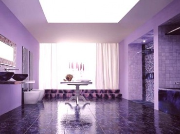Ciekawa aranżacja w przyjemnym, kojącym fioletowym wydaniu. Ta łazienka to prawdziwy pokój kąpielowy - nie tylko ze...