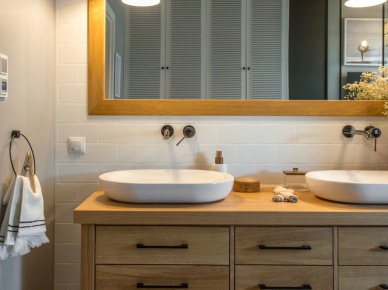 Dwie umywalki i duże lustro w aranżacji łazienki (56952)