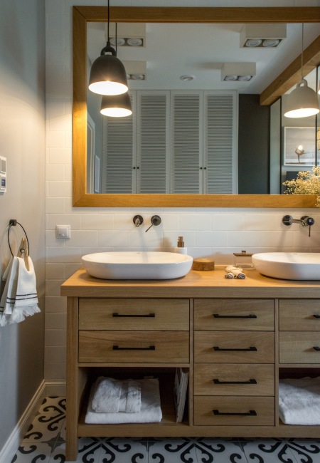 Dwie umywalki i duże lustro w aranżacji łazienki