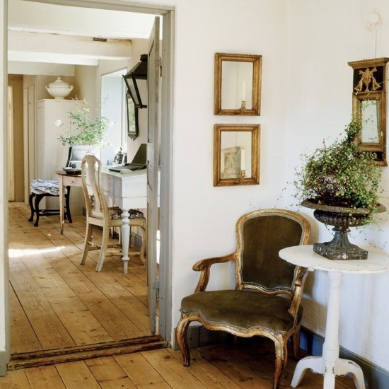 Francuskie krzesła, postumenty kamienne i mały stolik w białej patynie