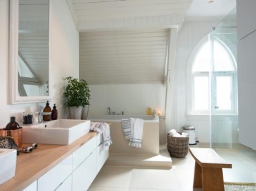 Skandynawska łazienka na poddaszu w oknem z dziewiętnastowiecznym łukiem (22817)