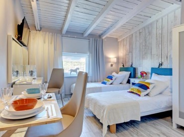 Białe drewno na podłodze, ścianie i suficie w sypialni (50536)