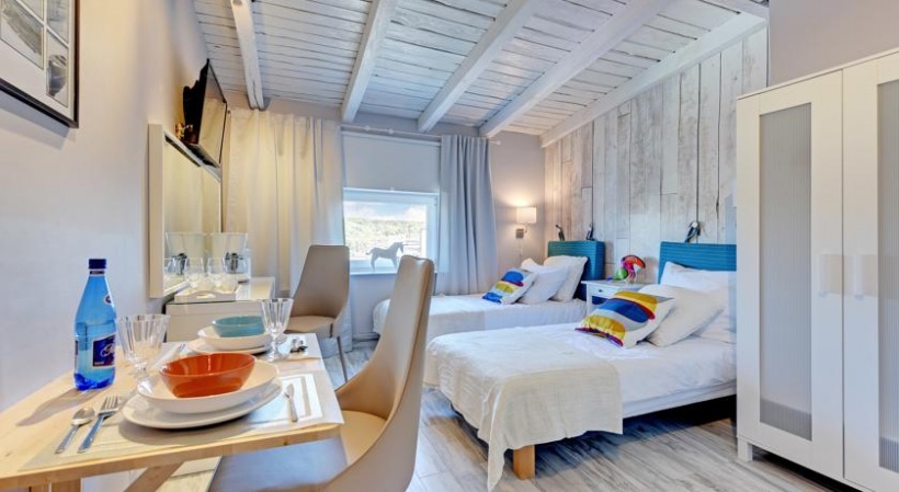 Białe drewno na podłodze, ścianie i suficie w sypialni