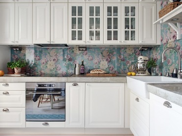 Biała kuchnia skandynawska z kwiatową tapetą na ścianie (48529)