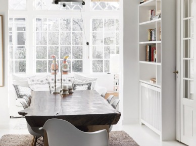 Rustykalny stół z grubym drewnianym blatem,nowoczesne białe krzesła muszle,białe regały i biała podłoga w jadalni (27018)