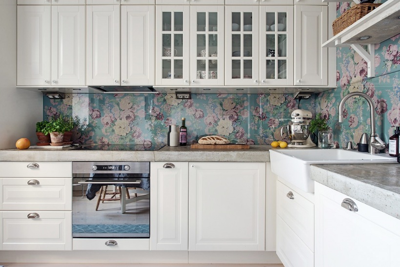 Biała kuchnia skandynawska z kwiatową tapetą na ścianie