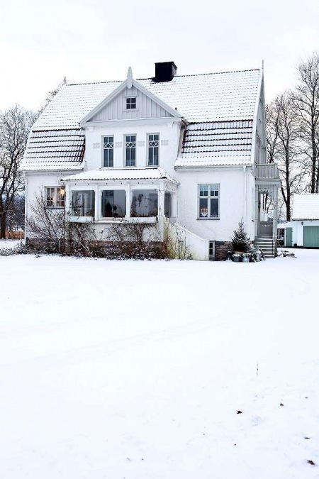Biały domek w śniegu