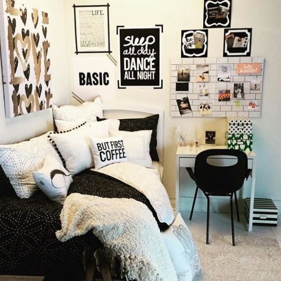 Bogate dekoracje w czarno-białym pokoju dla nastolatka