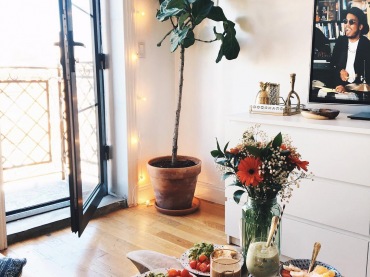 Salon dekorują nie tylko przedmioty, ale także rośliny. Duży kwiat w donicy oraz bukiet na stoliku kawowym dodają...