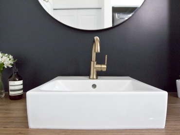 Wyjątkowy szyk nadaje łazience złoty kran. Tworzy spory kontrast z czarną ścianą i pomimo tego, że ma prosty i...