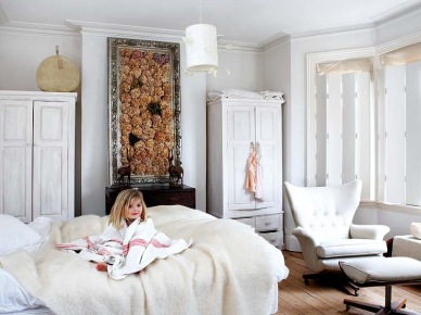 Biała sypialnia z wykuszem w stylu vintage (20129)