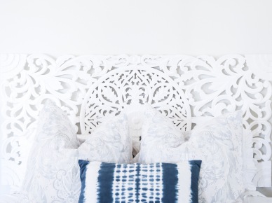 Białe łóżko w sypialni (49581)