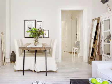 Aranżacja dwupokojowego mieszkania w skandynawskim stylu, skąpanego w bieli z dodatkiem drewna i kilku kolorowych akcentów