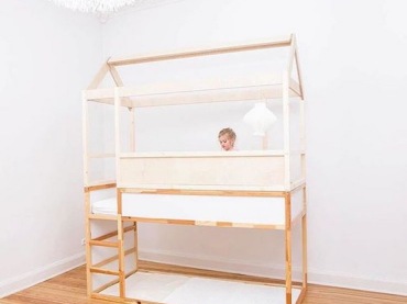 Ze zwykłego piętrowego łóżka dla dzieci stworzono przytulny domek za pomocą dobudowanej konstrukcji na samej górze. Taki mebel wystarczy przyozdobić poduszkami i zabawkami oraz np. tkaniną w formie zasłonek, aby aranżacja stała się...