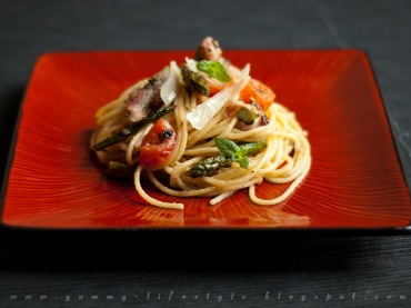 Yummy Lifestyle - Z uwielbienia dla jedzenia.: Bardzo czosnkowe spaghetti ze szparagami zapiekanymi w boczku. (9304)