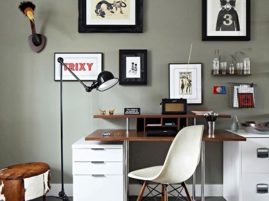Szare ściany, rustykalny puf,czarna lampa podłogowa i nowoczesne biurko z nadstawką (25217)