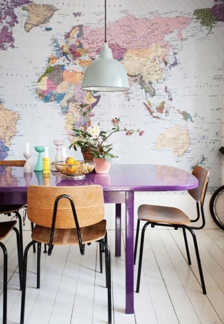 Ściana z mapą świata i kolorowy stół w jadalni