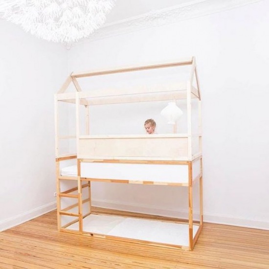 Drewniane piętrowe łóżko na kształt domku do zabawy