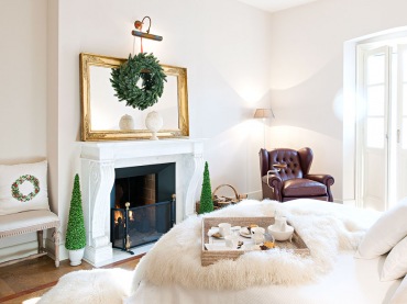 Biała sypialnia wiele zyskuje dzięki drobnym, ale wyrazistym świątecznym dodatkom. W głównej mierze wybrano zielone...